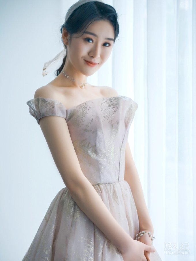终于把跟妆和婚纱定下来了，大家觉得怎么样？