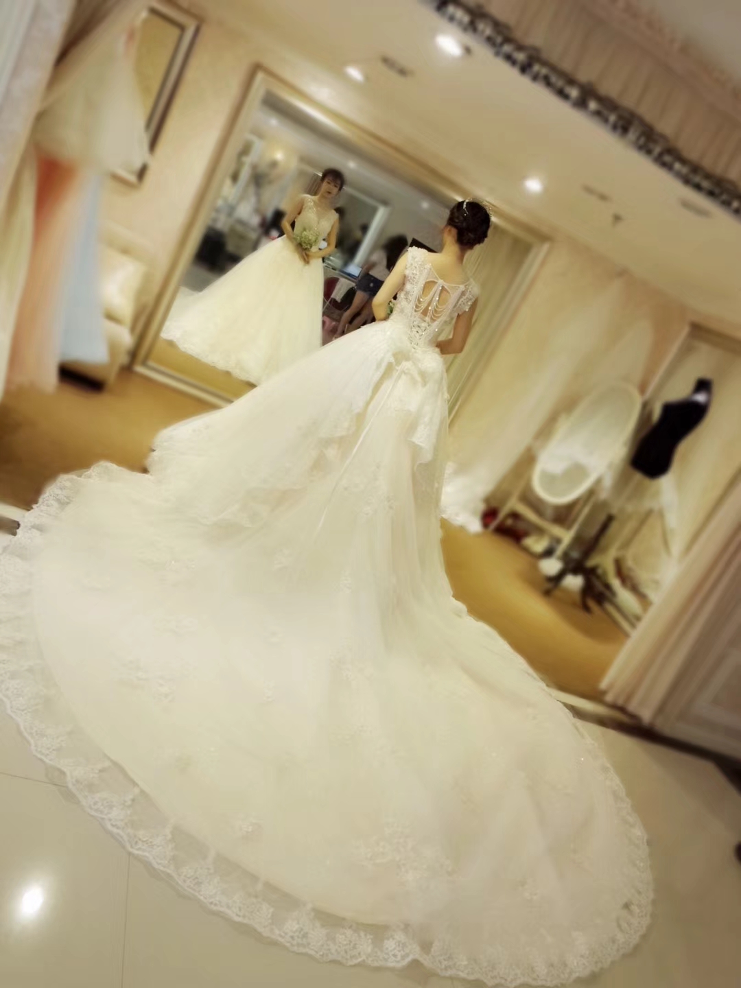 左爱婚纱礼服馆