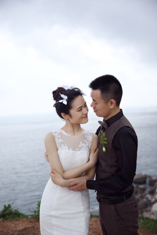 大家是不是都喜欢看结婚照[大笑]