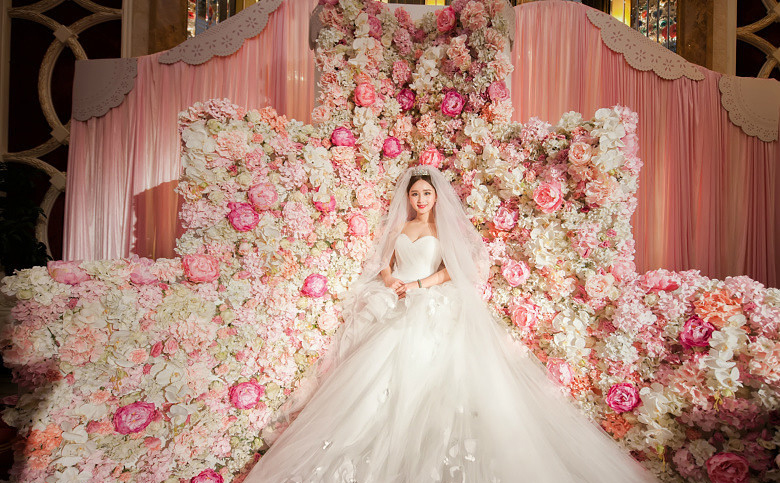花仙子造型美过范冰冰 花海婚礼美翻