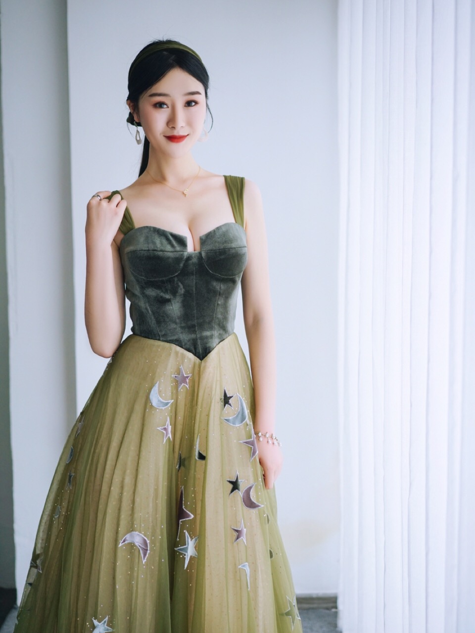 终于把跟妆和婚纱定下来了，大家觉得怎么样？