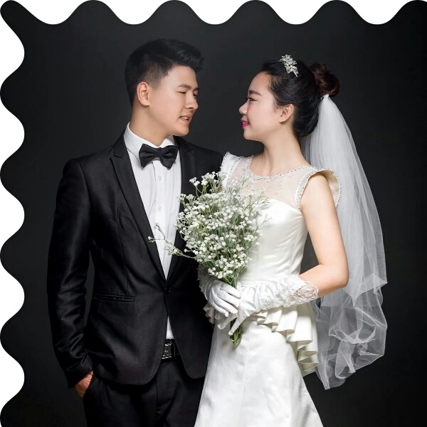 刚拿到手的婚纱照，热乎着呢，嘻嘻