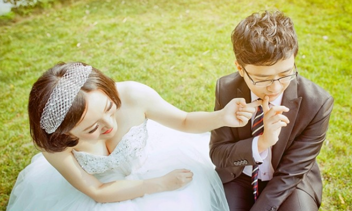 大女人小男人的草坪婚礼 跟我拍照老公秒变娇羞