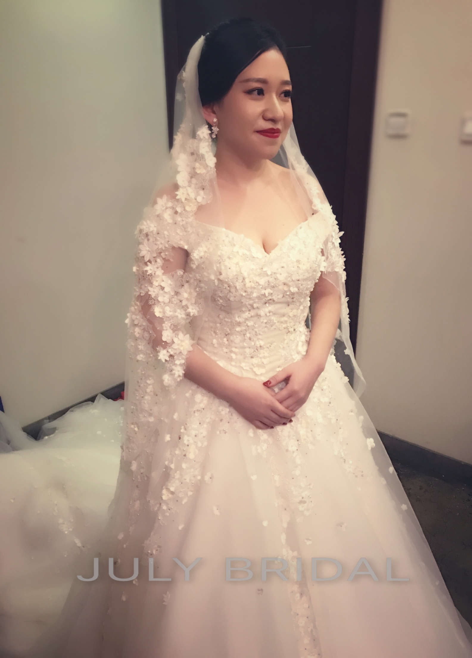 朱莉婚纱艺术美妆