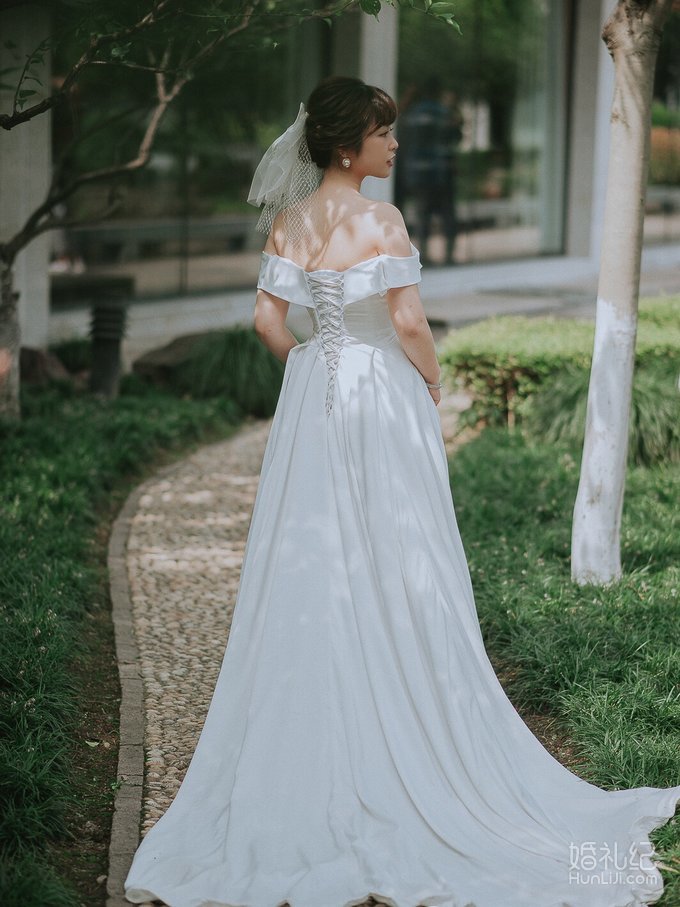 异地办婚礼一口气租了7套婚纱，1W5搞定婚纱