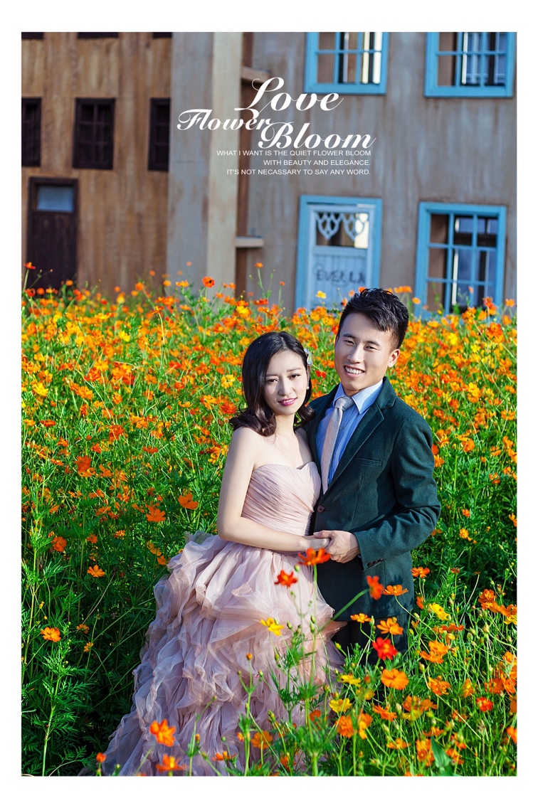 期待已久的婚纱照终于给我了。 好看[大笑]