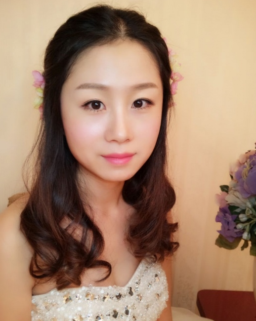 冰雪女王同款发型搭配 清透妆面惹人爱