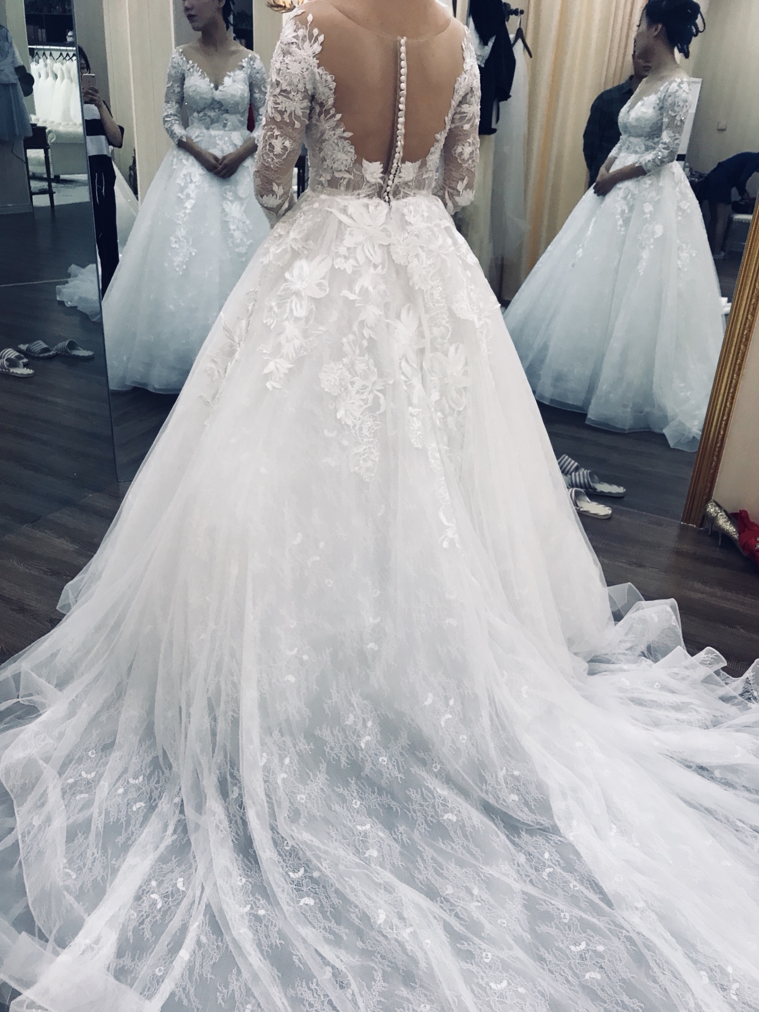 Lovest洛维思婚纱馆