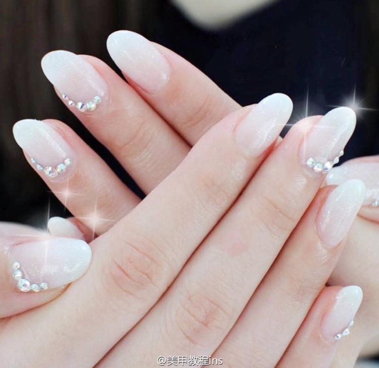 指甲做什么颜色的配婚纱呢?