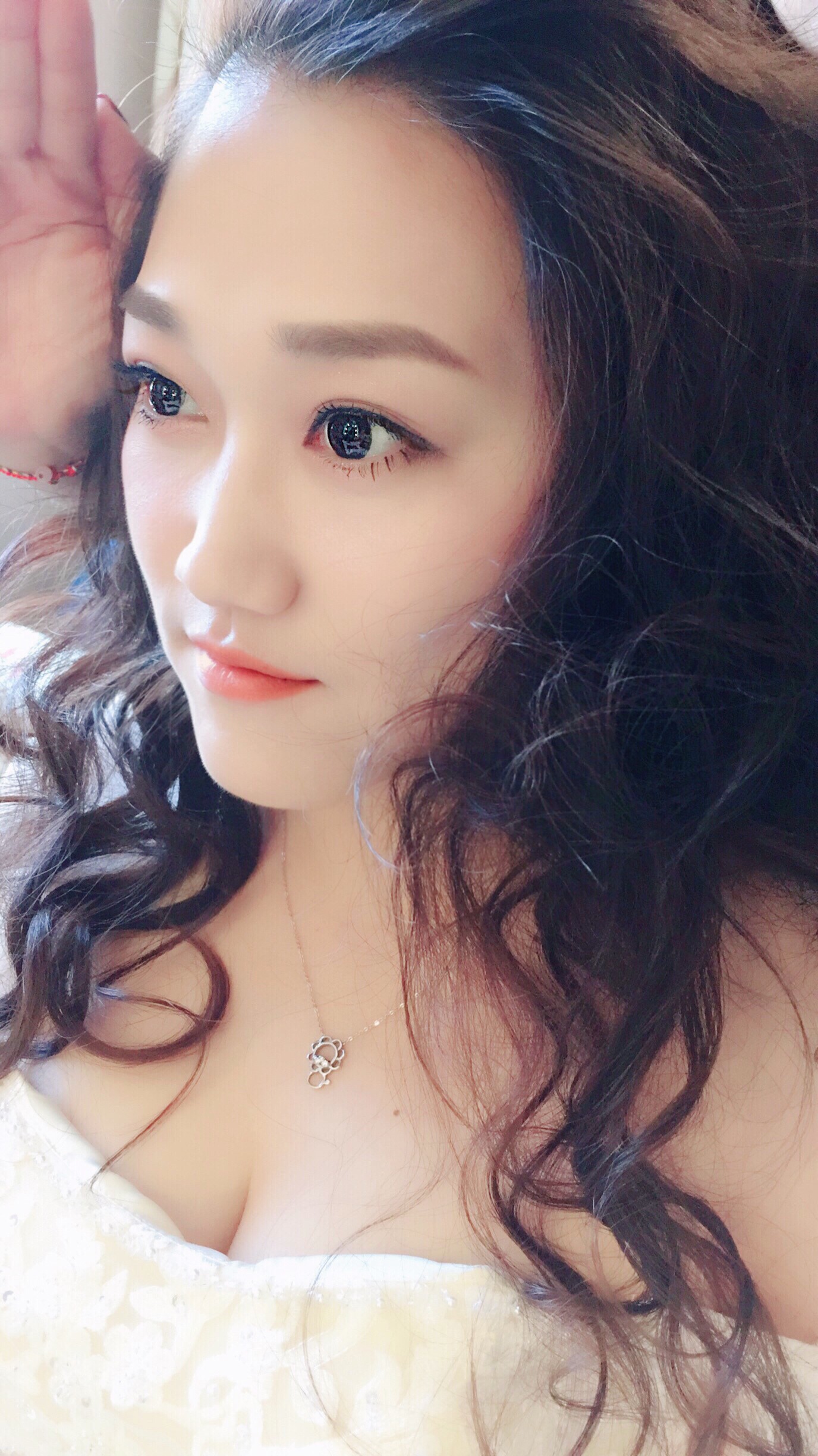 完美凸显傲人胸型 不靠胸贴全靠这件心机婚纱！