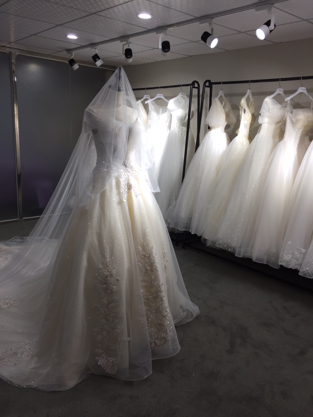 JS蔓瑞婚纱礼服馆