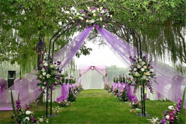 5月參加草坪婚禮穿什么最好？