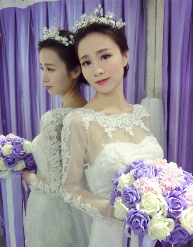 试纱路人变女王 端庄性感两不误