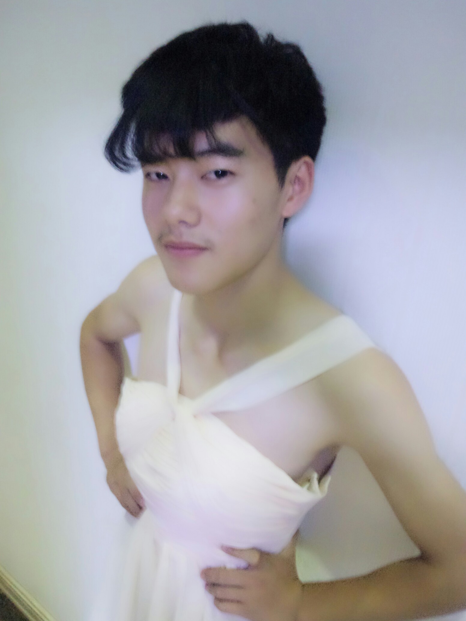 有一套伴娘服香槟色短款新的，买回来吊牌还没拆，有谁需要，低价转让