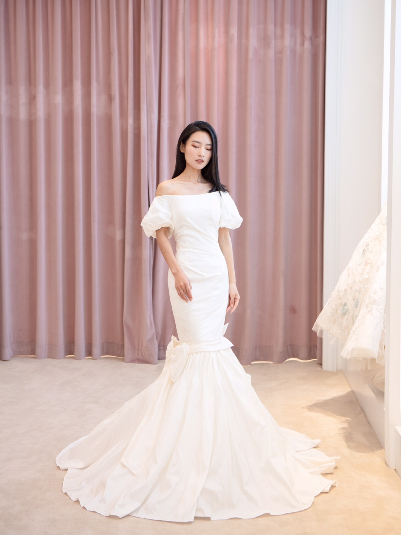 三款缎面婚纱，我选哪款最小清新文艺？