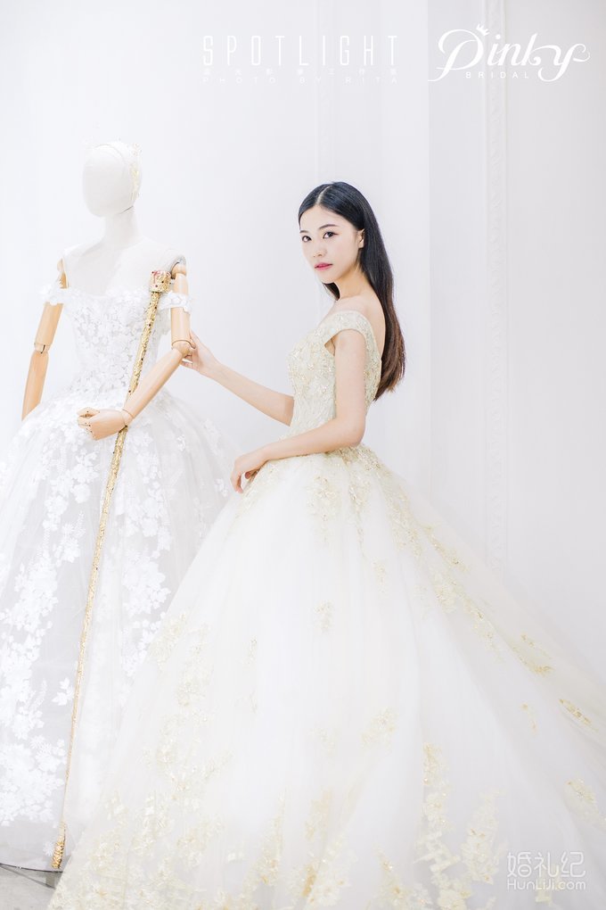 【明星新娘】同婚期新娘同台pk 这件绝对承包宾客目光！
