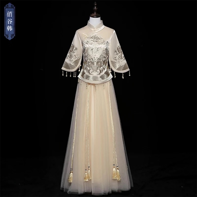 #话题pk大赛#10月婚期，出门穿这种中式合适吗？