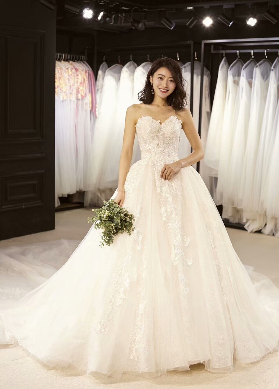 白天鹅婚纱礼服彩妆馆
