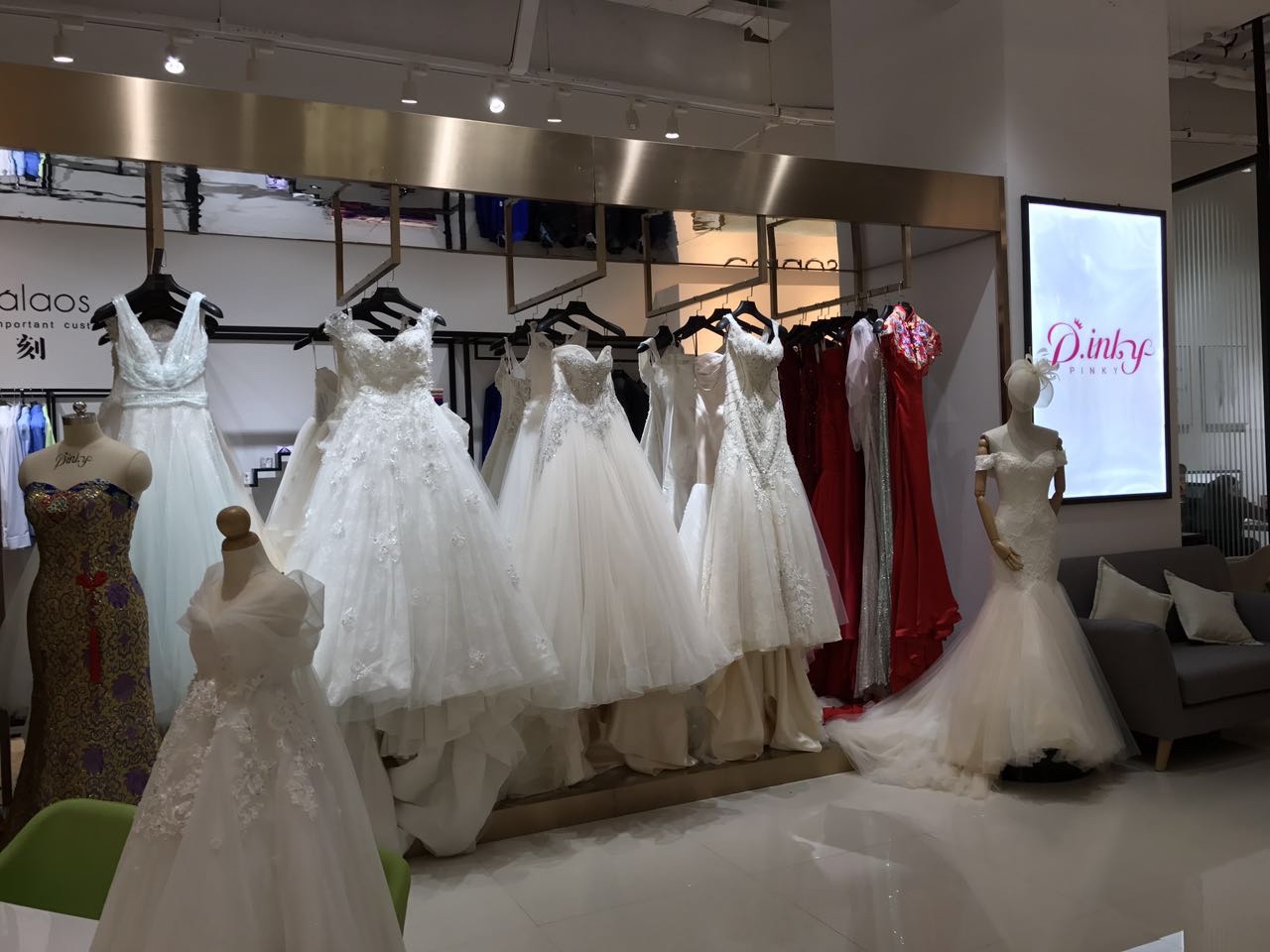 #婚礼纪体验店#杭州城西银泰开了一家婚礼纪体验店，拔草啦[喜欢]