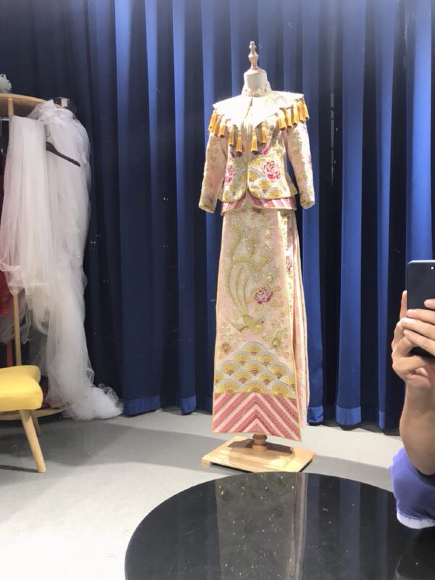 试纱记|18年穿什么最火？金色秀禾+袖纱鱼尾成亮点