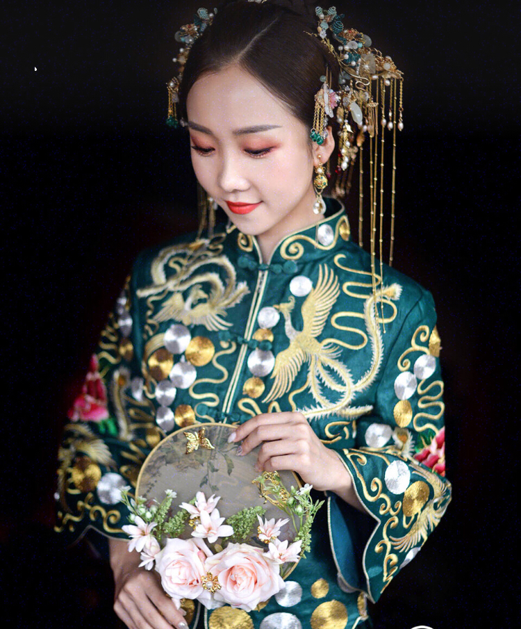 #话题pk大赛#10月婚期，出门穿这种中式合适吗？