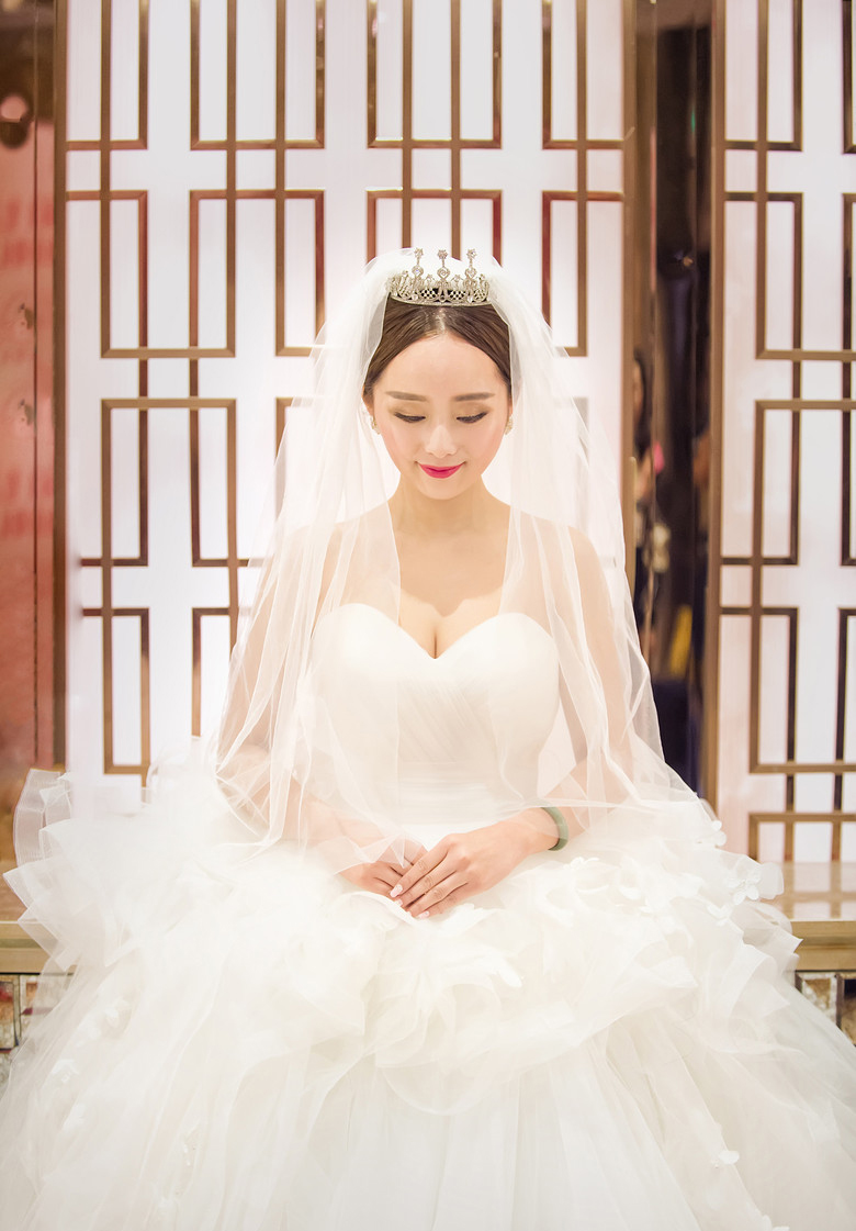 花仙子造型美过范冰冰 花海婚礼美翻