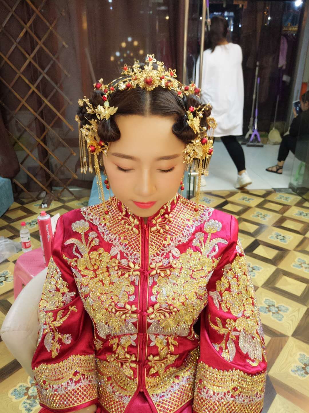 喜庆红妆造型惊艳！blingling婚纱流苏太吸睛