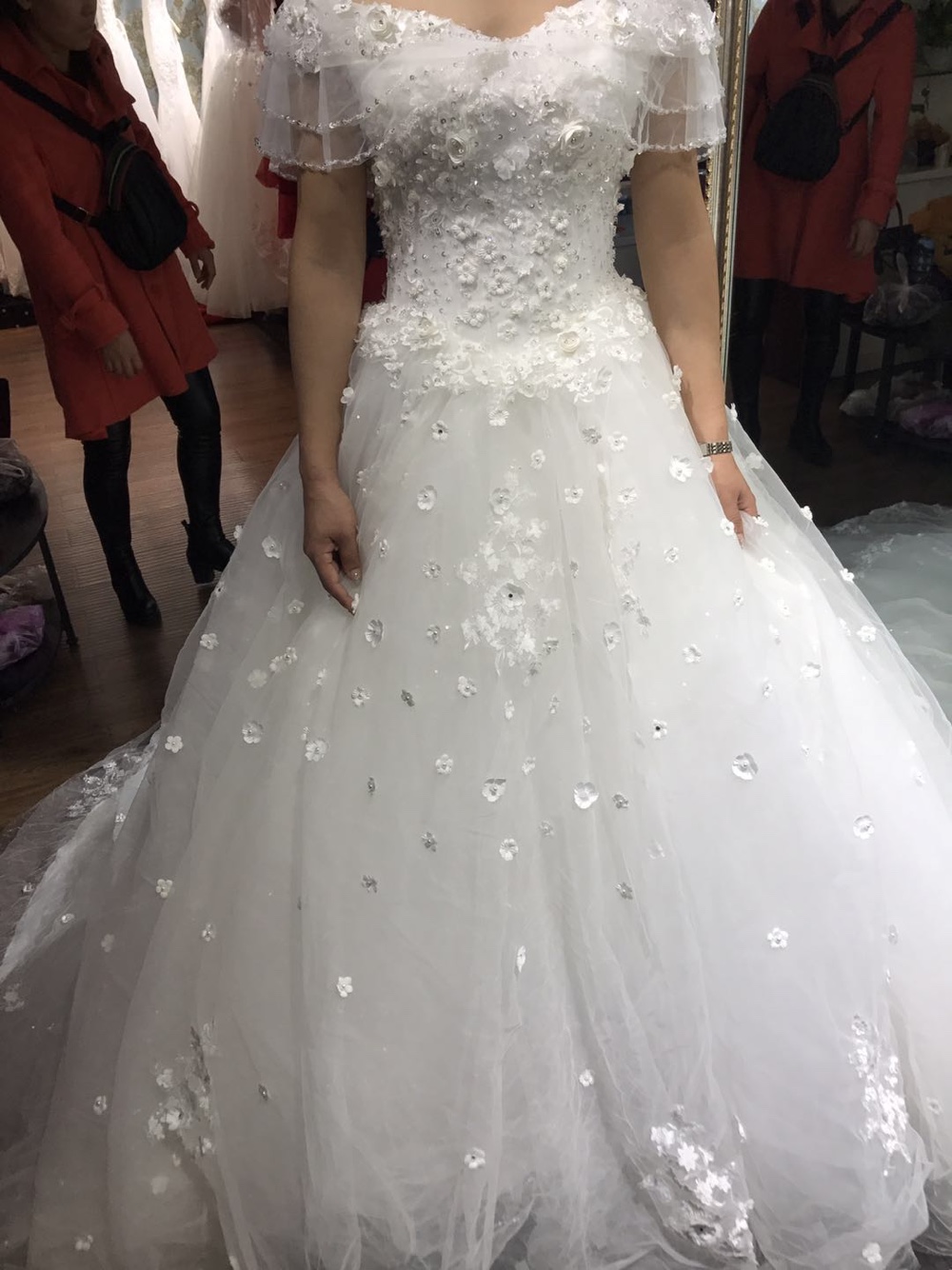 终于订了婚纱礼服