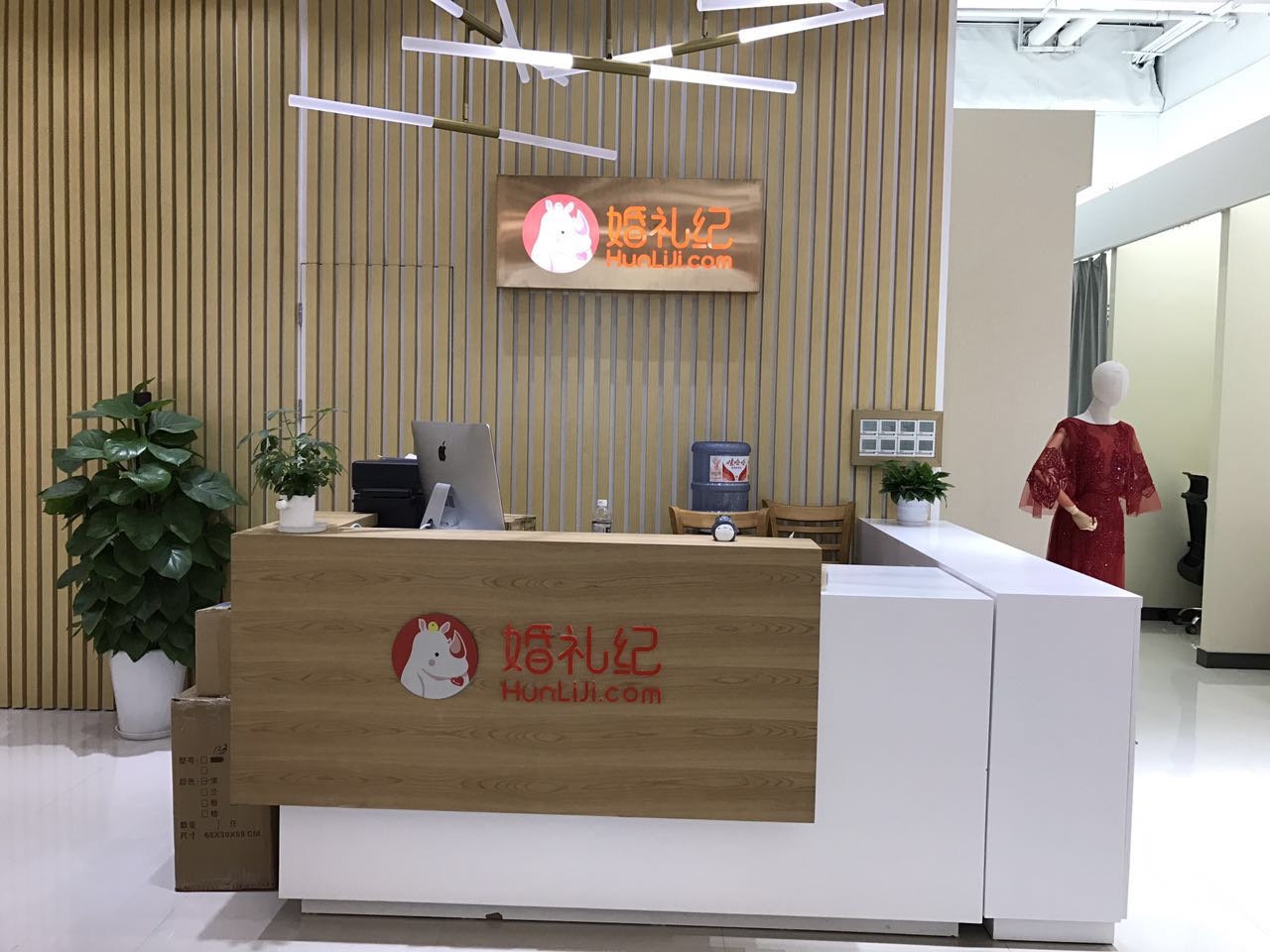 #婚礼纪体验店#杭州城西银泰开了一家婚礼纪体验店，拔草啦[喜欢]