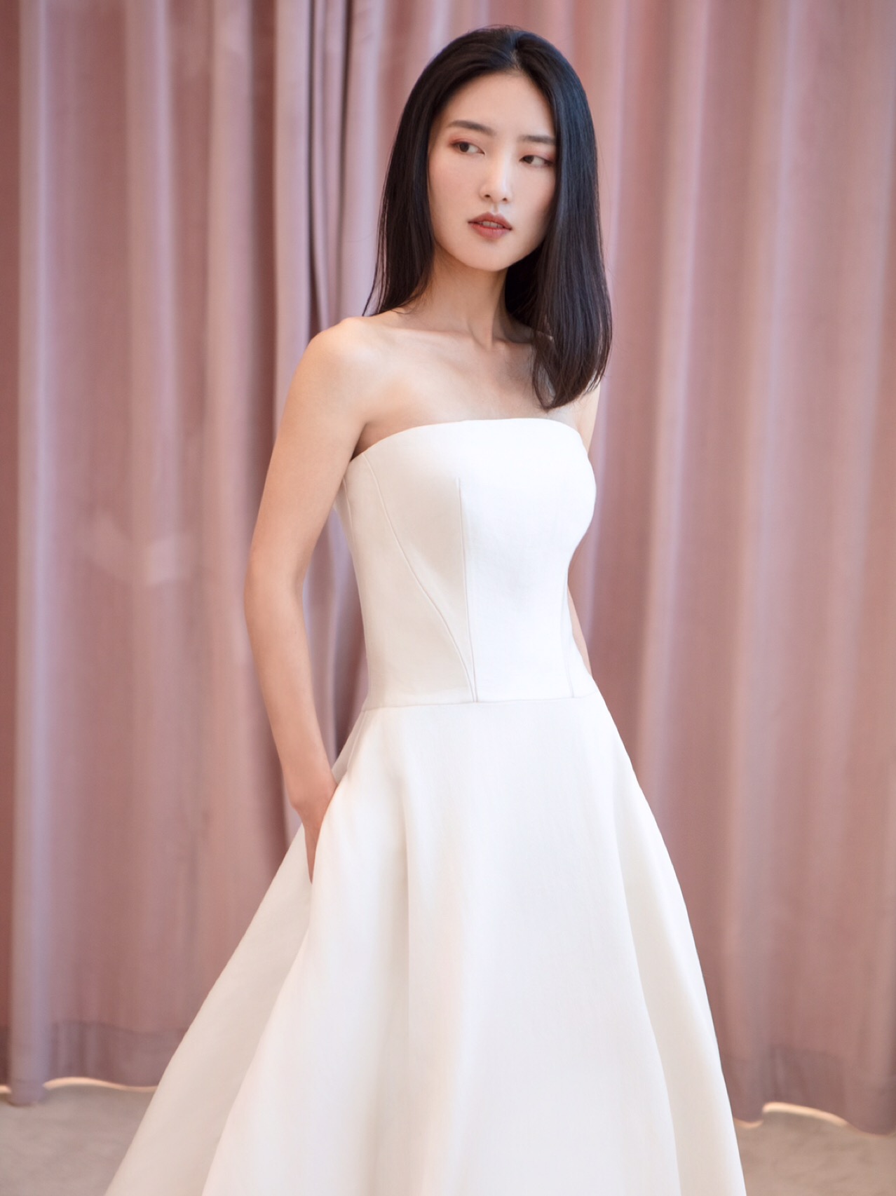 三款缎面婚纱，我选哪款最小清新文艺？