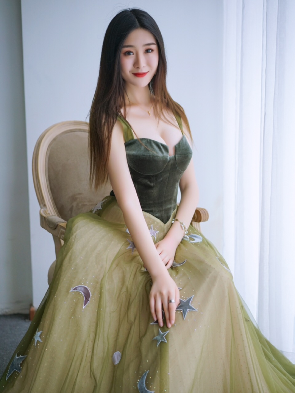 终于把跟妆和婚纱定下来了，大家觉得怎么样？