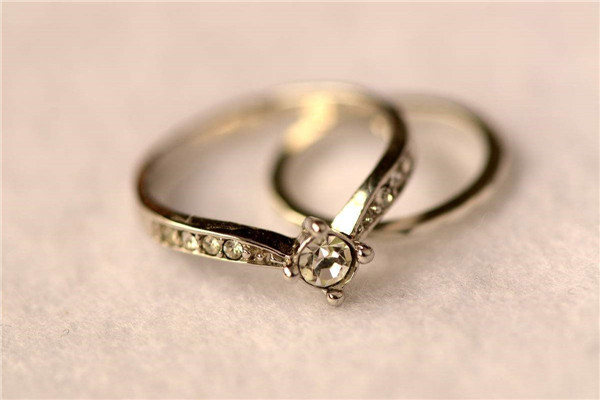 求婚戒指买多少价位的合适？和结婚戒指有什么区别？