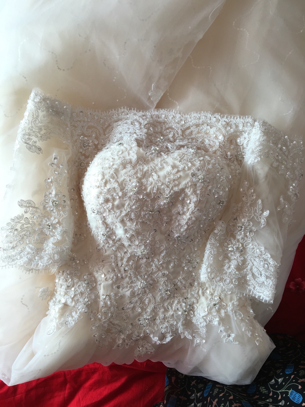 婚纱购买和款式挑选心得，现转让出门纱，主纱，附送头纱