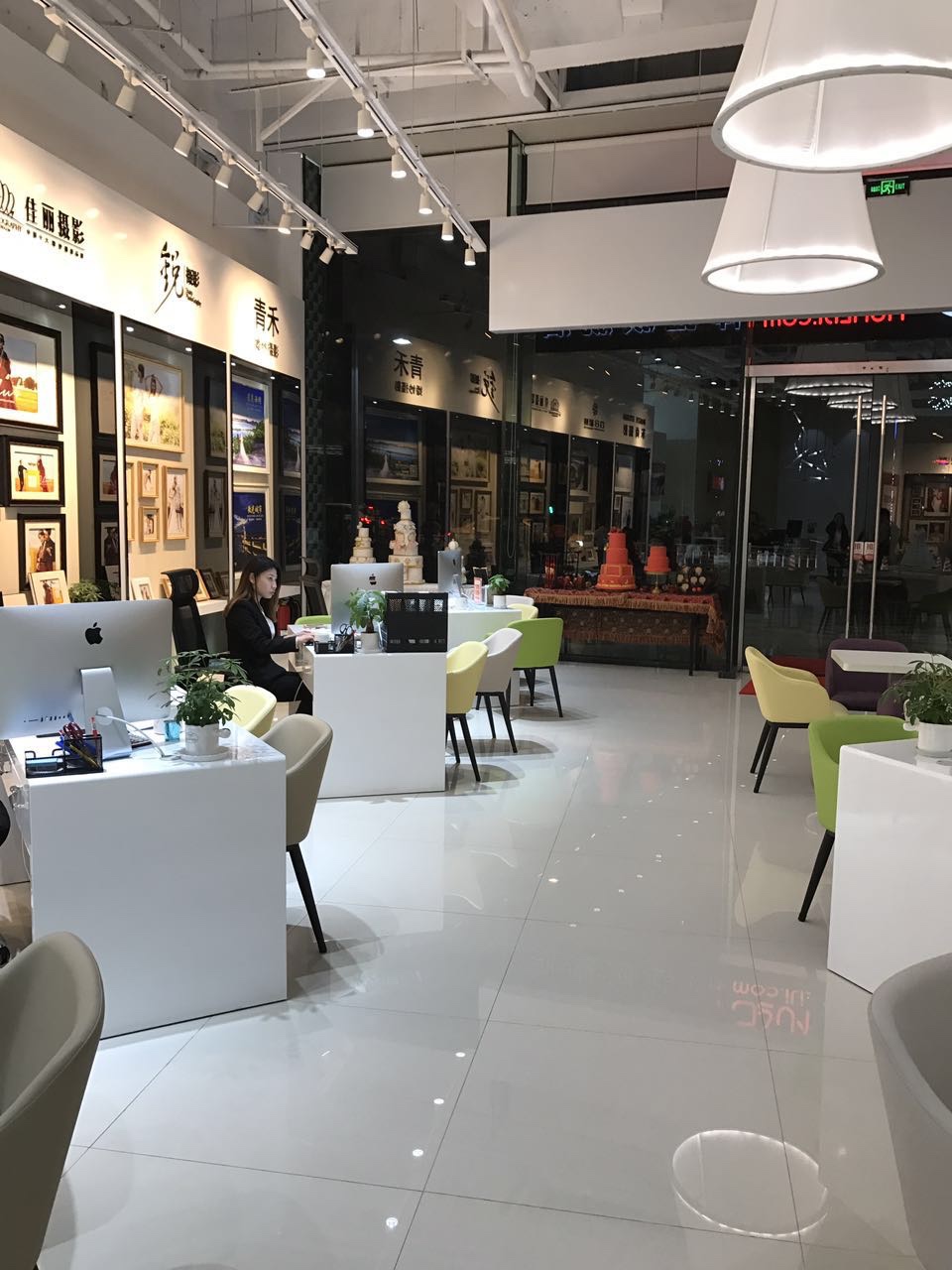 #婚礼纪体验店#杭州城西银泰开了一家婚礼纪体验店，拔草啦[喜欢]