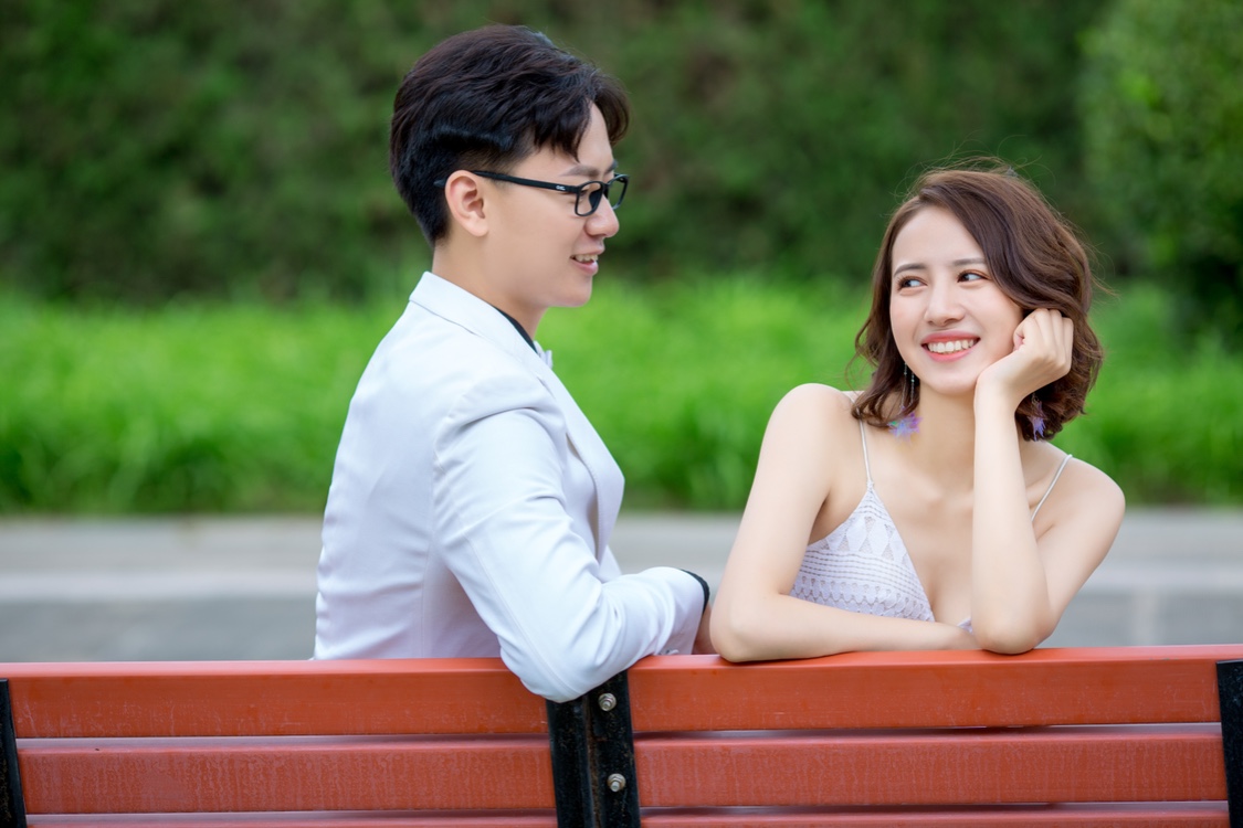 中式婚纱照怎么拍?告别大红秀禾,金色更美艳