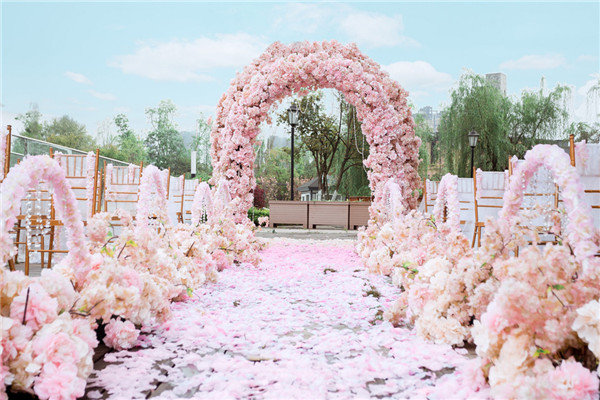 粉色草坪婚禮策劃流程指南