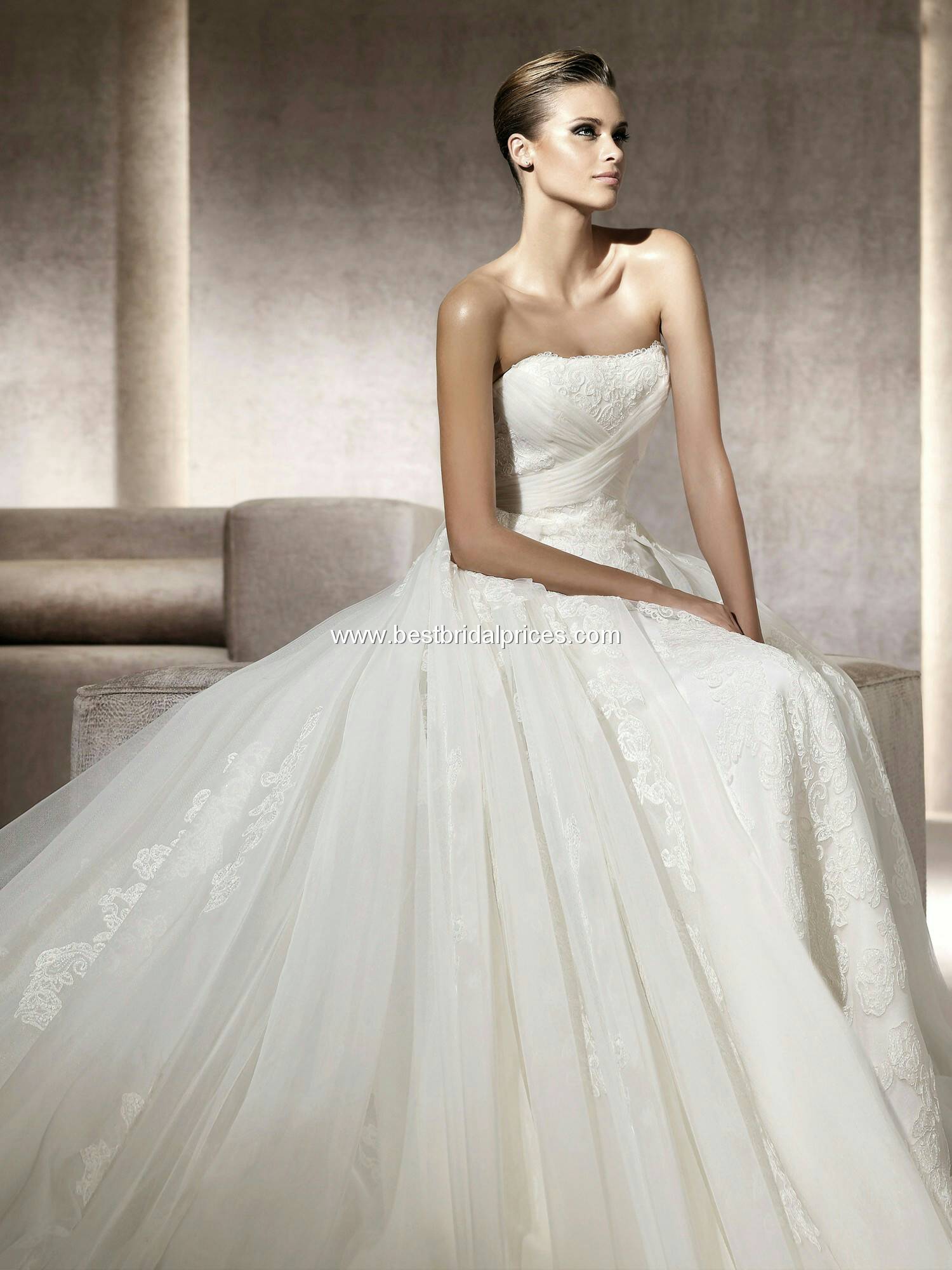 Pronovias内鱼尾外大拖超仙婚纱，大家觉得怎么样？租金5000值不值？