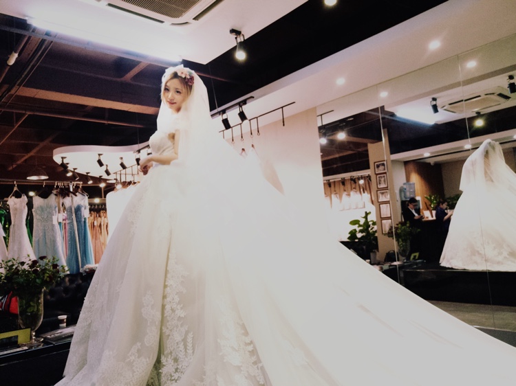 新娘大拖尾婚纱晒图和求问出门纱
