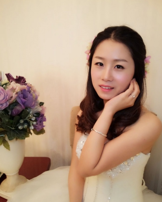 冰雪女王同款发型搭配 清透妆面惹人爱