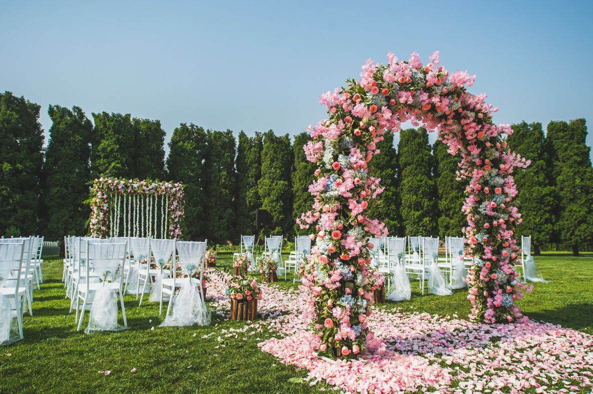 目前最流行最时尚的婚礼，就在蓝天白云下的喜庆堂庄园
