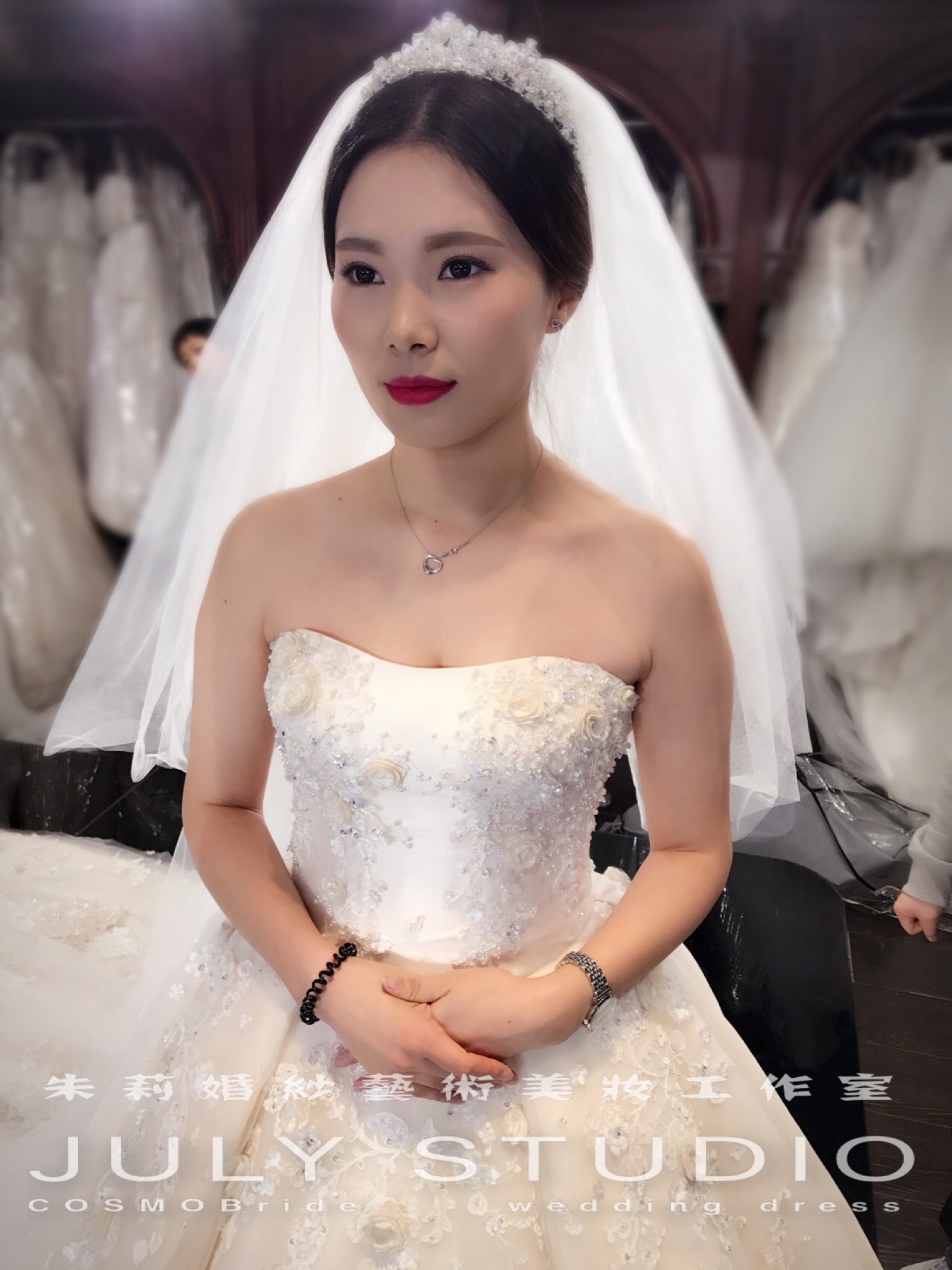 朱莉婚纱艺术美妆
