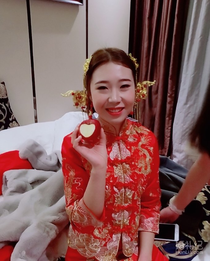 婚期刚过,婚纱秀和服伴娘服转让