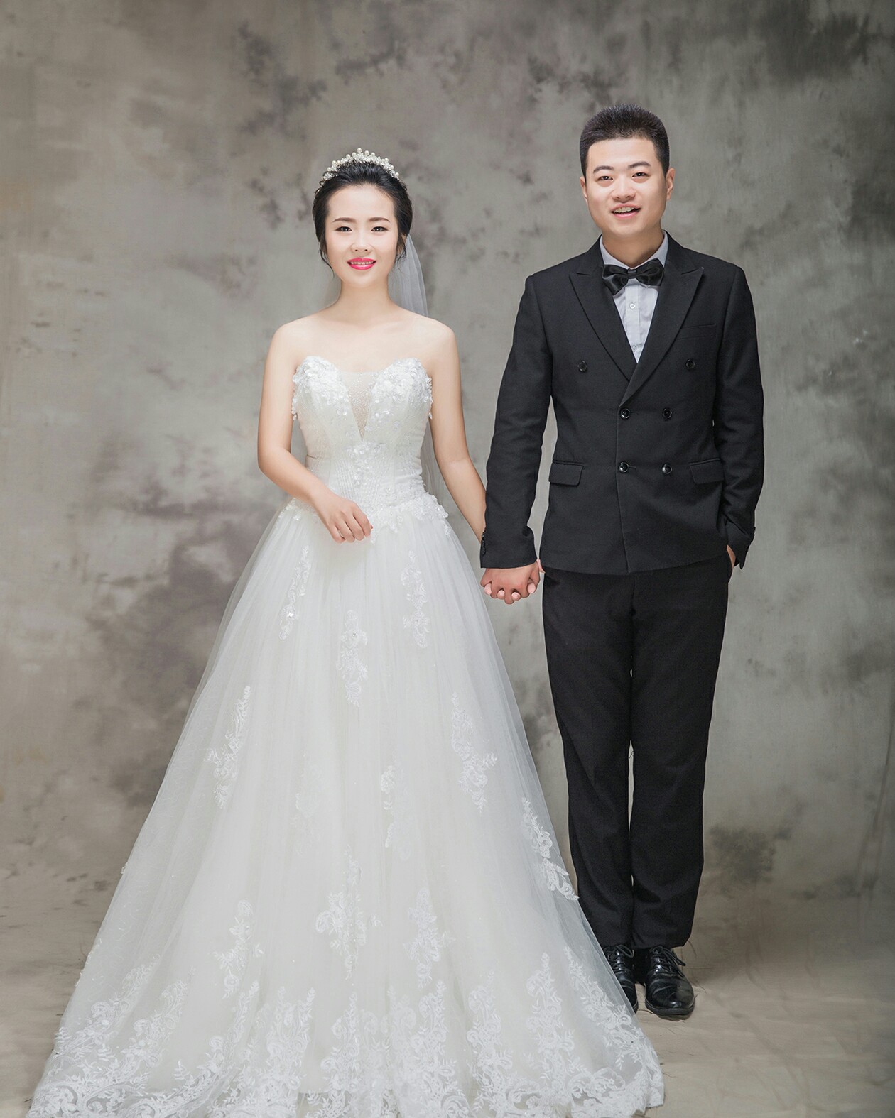 我们的婚期是在农历12.22号！八月底拍的照片还没出来，