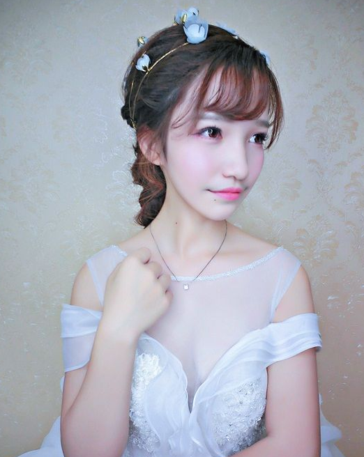 给大家分享我的瓷娃娃妆容 嘻嘻