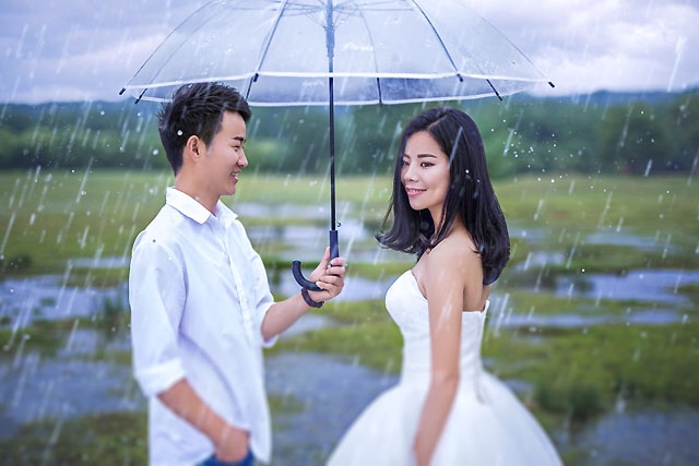 拍婚照遇到下雨天挺闹心，结果照片拍成这样