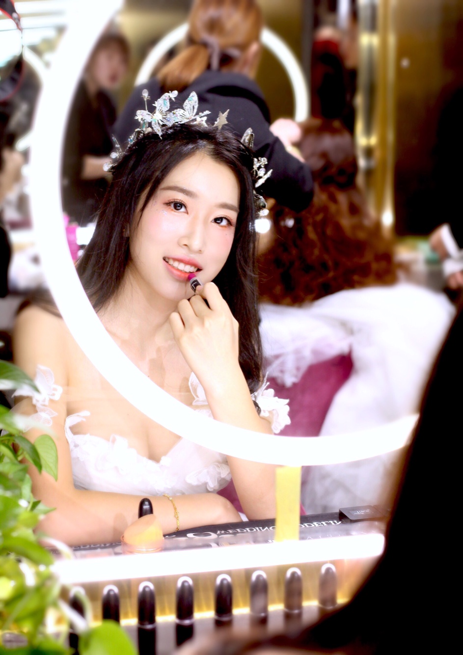 婚礼我就要吸人眼球！穿上这件敬酒服 惹火身材曲线太撩人