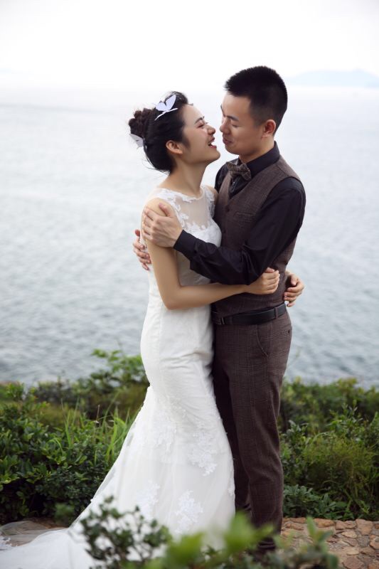 大家是不是都喜欢看结婚照[大笑]