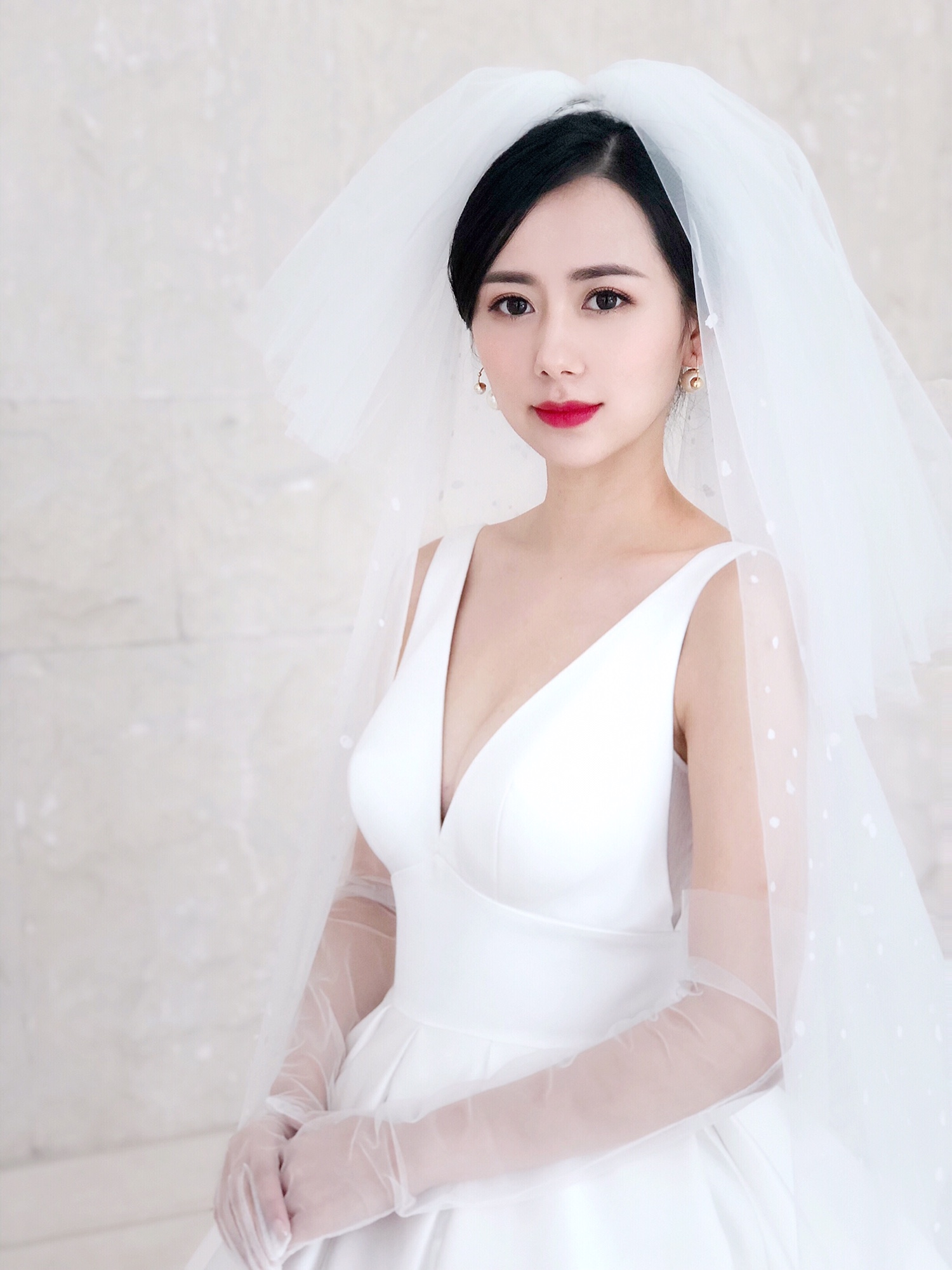 惊！80%新娘忽略的大婚环节 深V婚纱赚足眼球