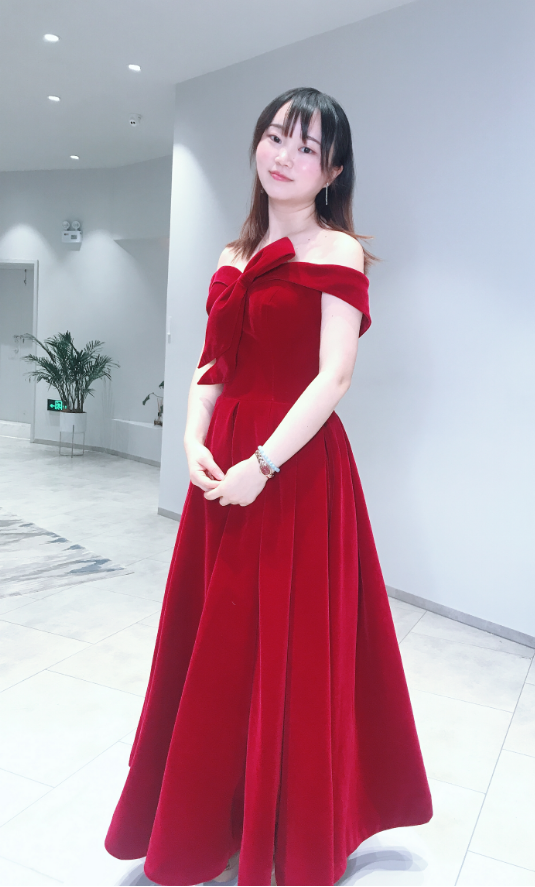 敬酒服能穿大漏背么？会不会不太得体