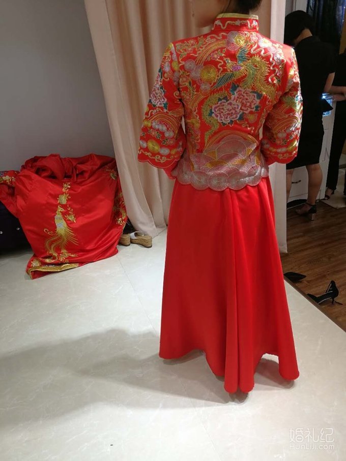 低价转让拖尾婚纱,秀禾服,敬酒服